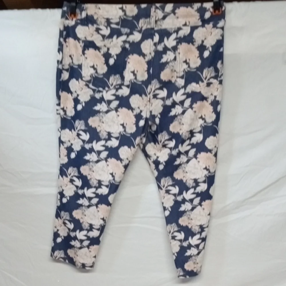 Faded Glory Blue and Cream Cropped Floral Jeggings - Picture 4 of 7